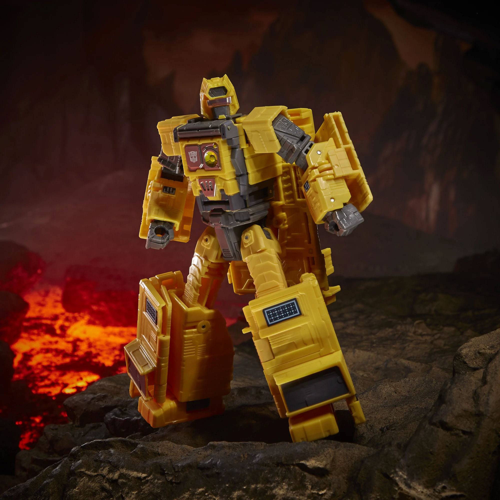 Hasbro Transformers Generations: Kingdom Titan WFC - K30 Autobot Ark Convertible Action Figure