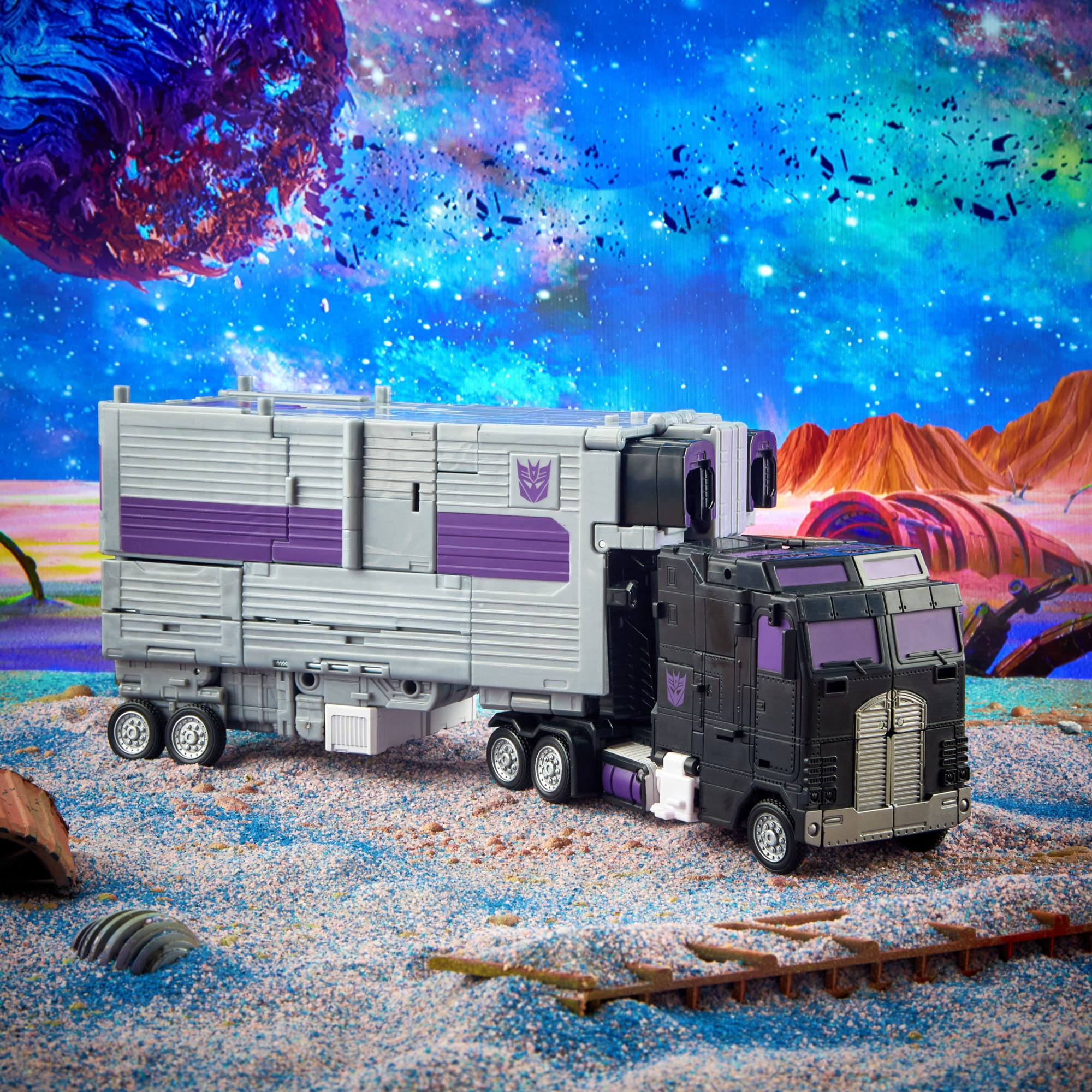 Hasbro Transformers Generations Legacy Commander-Scale Decepticon Motormaster Action Figure