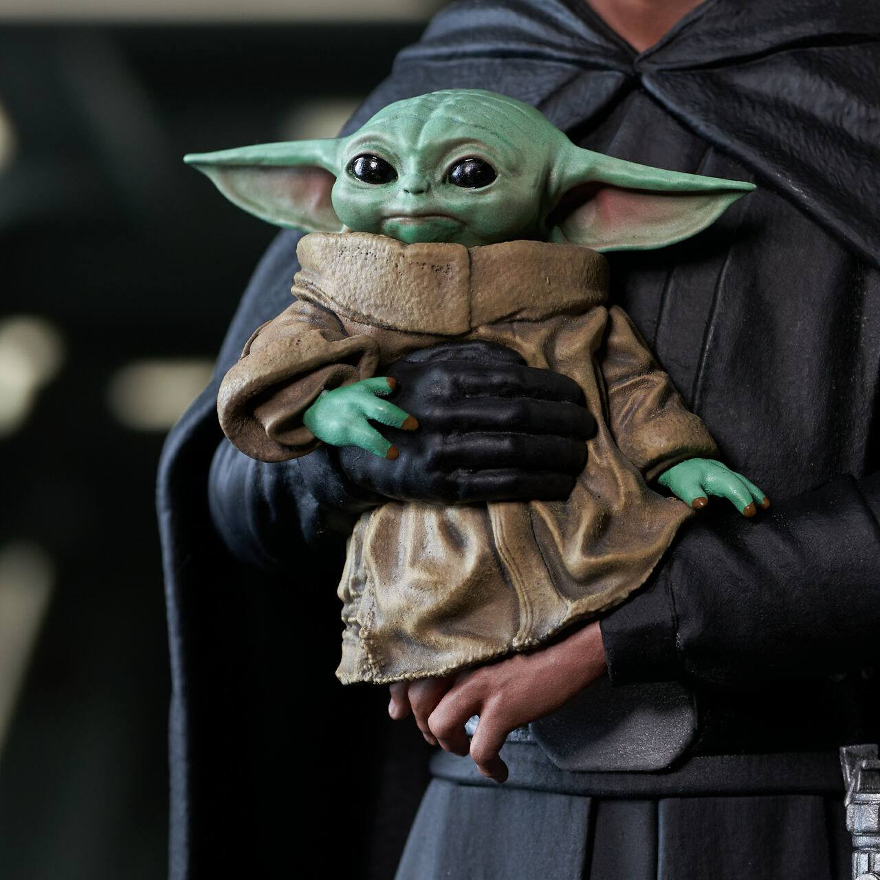 Gentle Giant Premier Collection Statue - Iconic Encounter of Luke Skywalker and Grogu from The Mandalorian