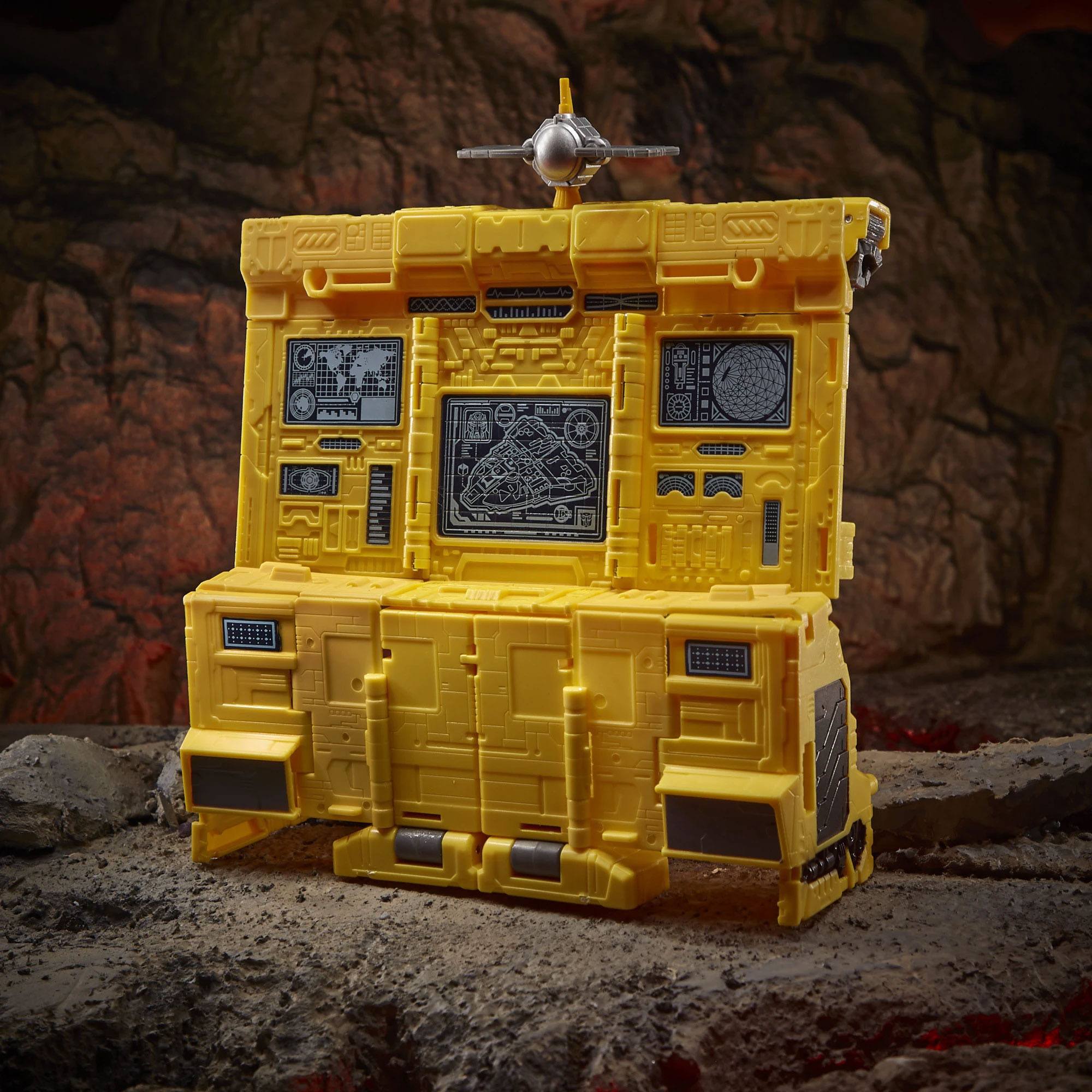 Hasbro Transformers Generations: Kingdom Titan WFC - K30 Autobot Ark Convertible Action Figure