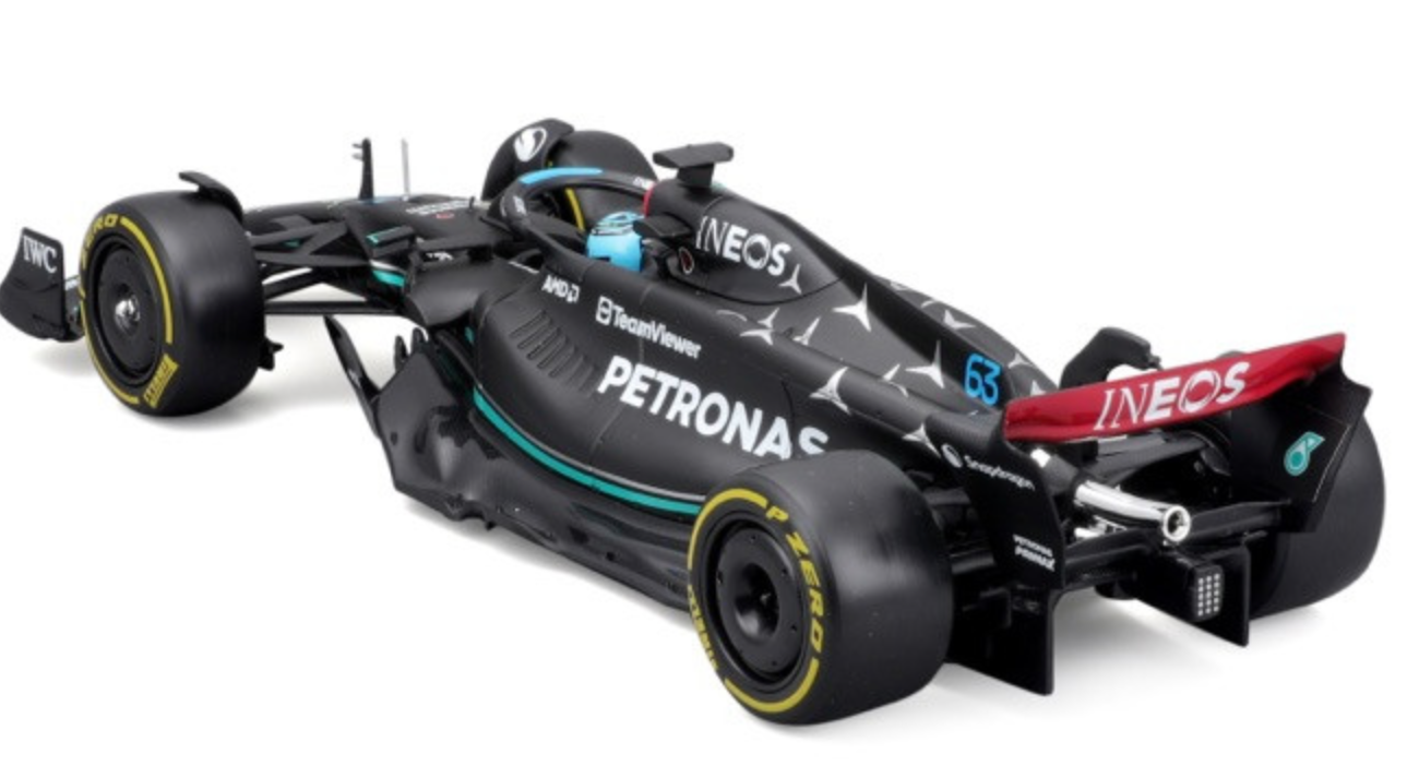 1:24 Scale Formula 1 Mercedes-AMG Petronas W14 George Russell Racing Official Diecast Model Car with Helmet Replica