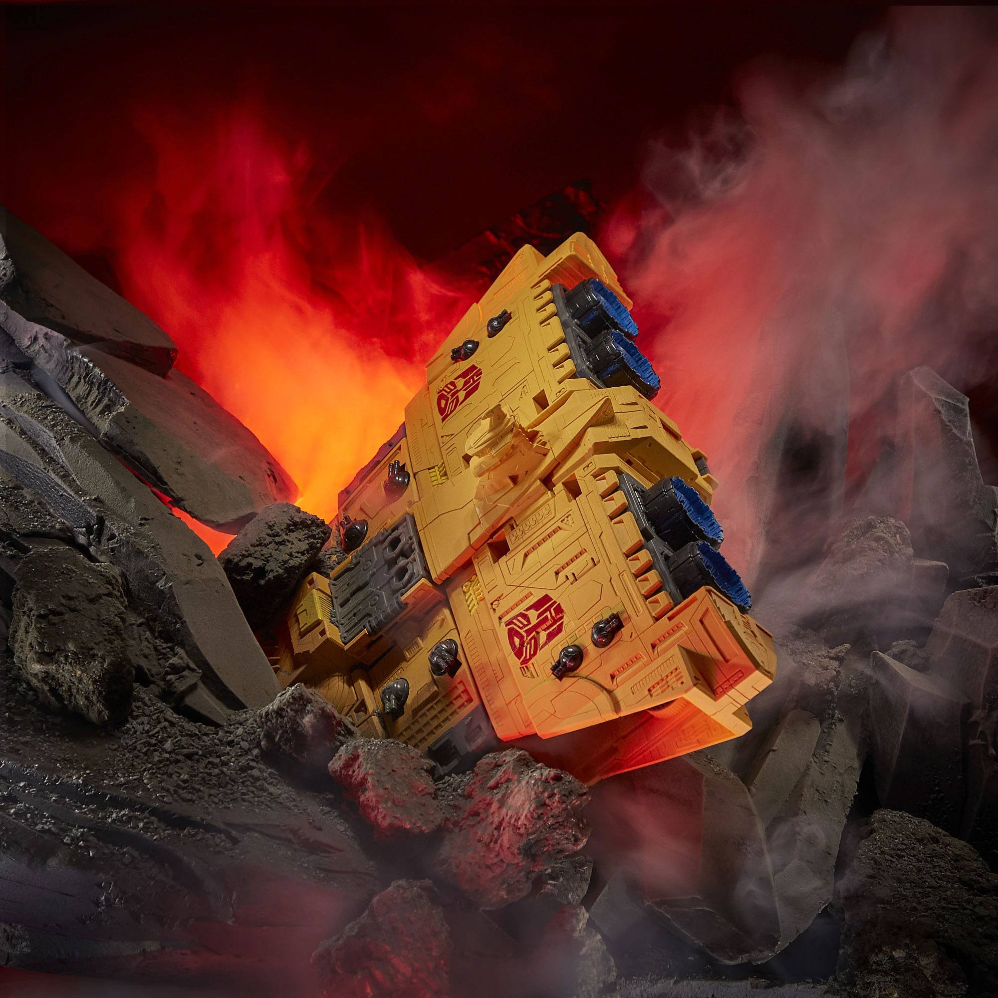 Hasbro Transformers Generations: Kingdom Titan WFC - K30 Autobot Ark Convertible Action Figure