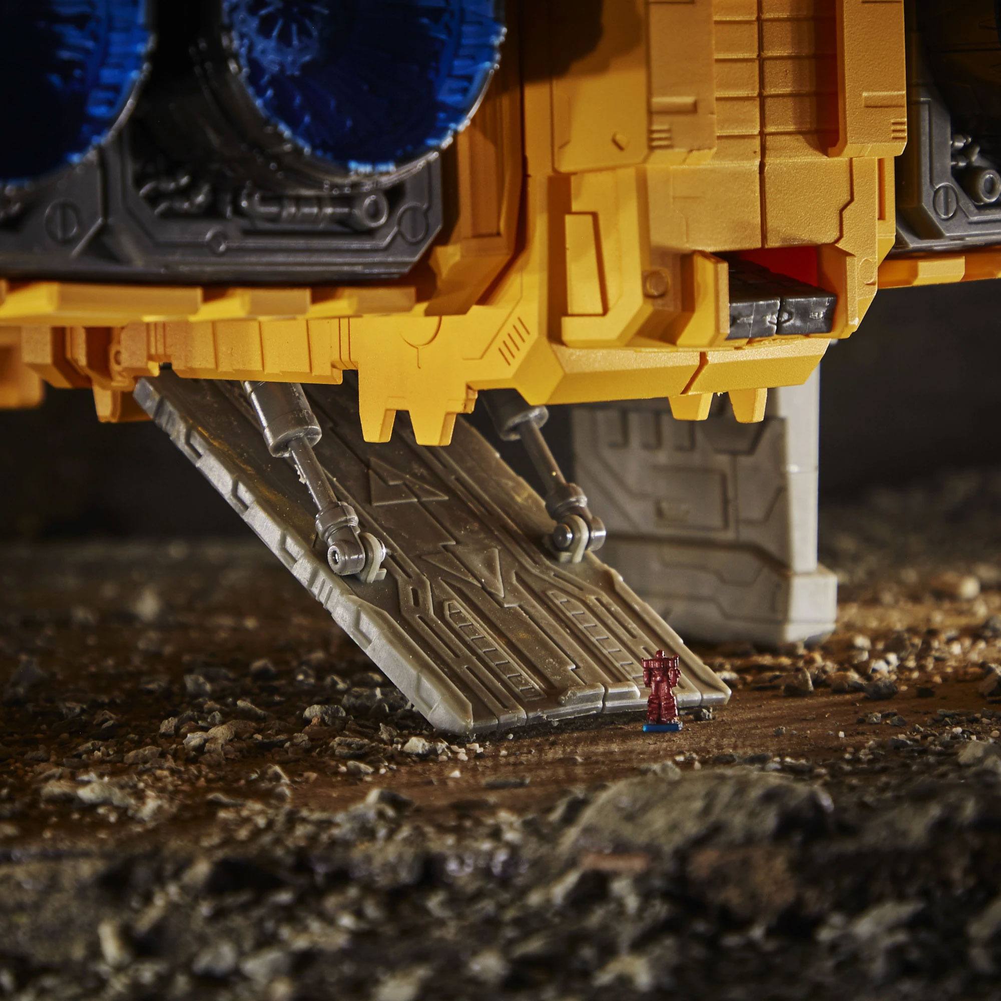 Hasbro Transformers Generations: Kingdom Titan WFC - K30 Autobot Ark Convertible Action Figure