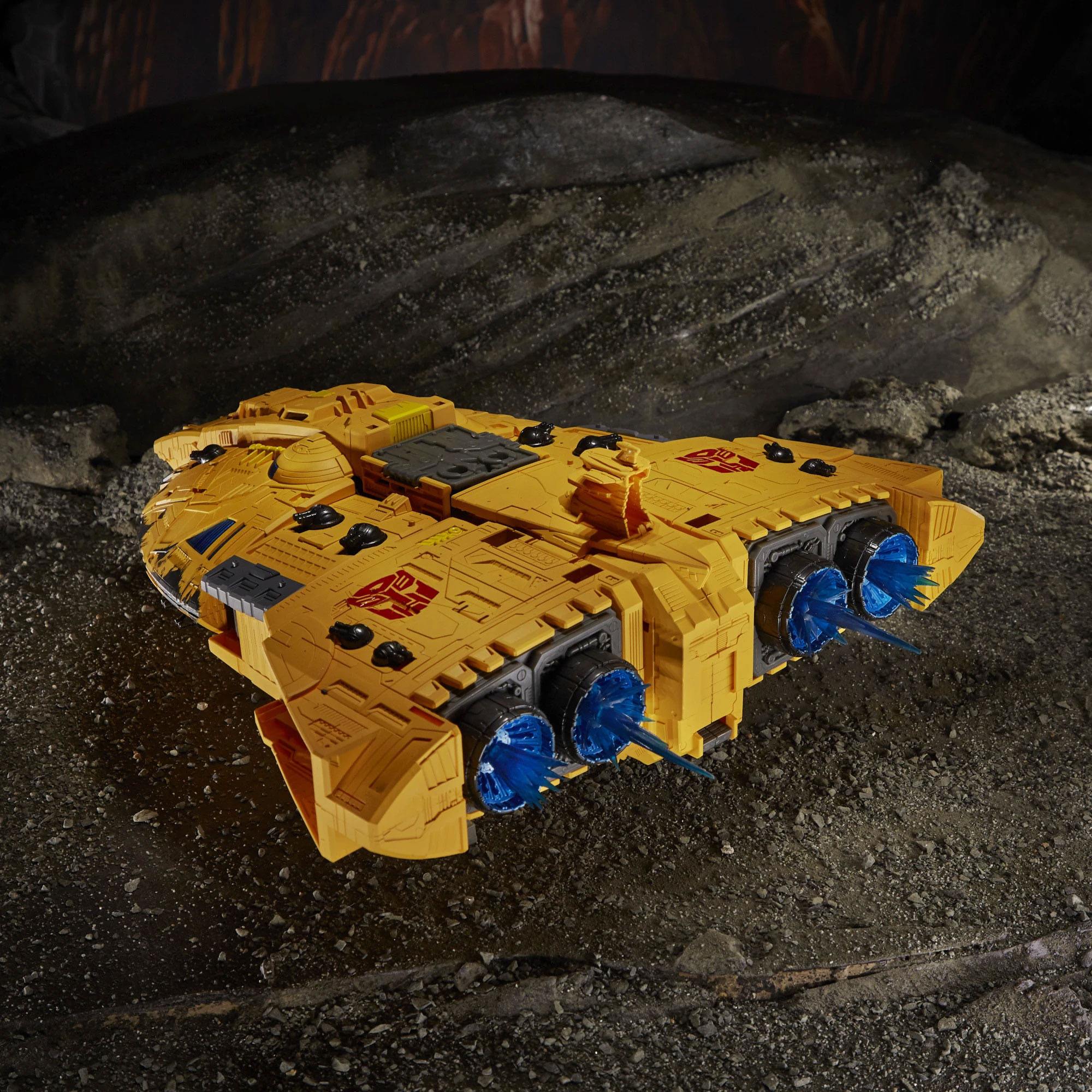 Hasbro Transformers Generations: Kingdom Titan WFC - K30 Autobot Ark Convertible Action Figure