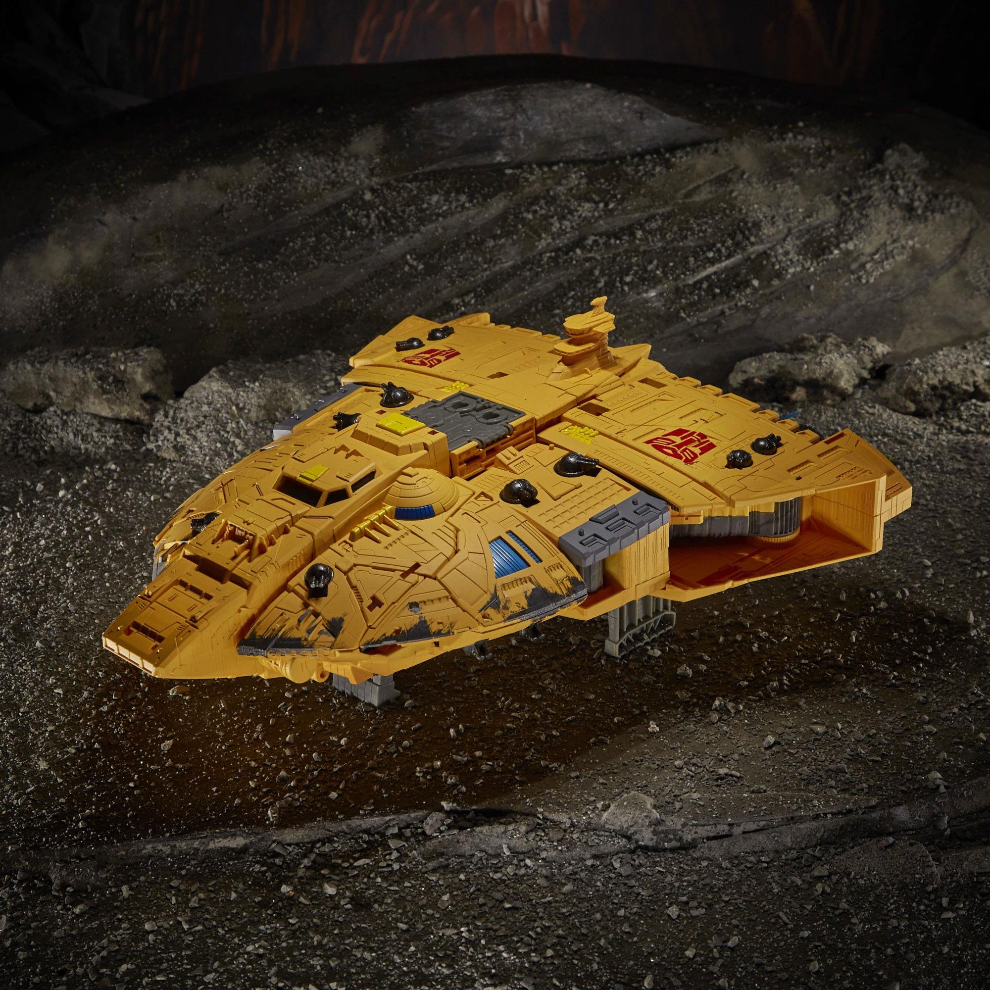 Hasbro Transformers Generations: Kingdom Titan WFC - K30 Autobot Ark Convertible Action Figure